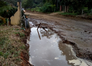 Notícia - Tubulação estourada e Linha Batista sem água