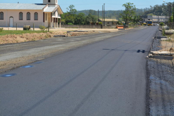 Notícia - Rodovia Tranquilo Sartor começa a receber camada asfáltica