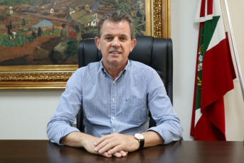 Notícia - Nova Veneza recebe prêmio de Prefeito Amigo da Criança