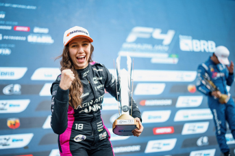 Notícia - Criciumense Rafaela Ferreira é a primeira mulher a vencer uma corrida da Fórmula 4 Brasil