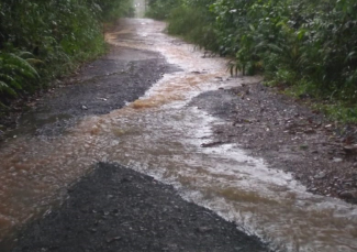 Notícia - A rua esburacada e o seu rio