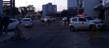 Notícia - Vazamento de água força bloqueio de rua no Centro