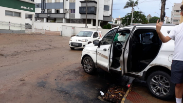 Notícia - Prefeitura trabalha na limpeza após temporal