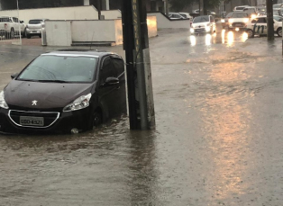 Notícia - Rua João Cechinel debaixo d´água. Problemas na Via Rápida e BR-101