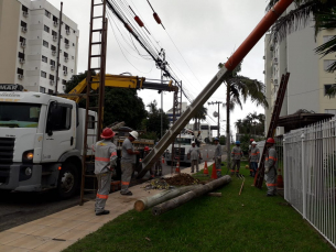 Notícia - Troca de poste e trânsito em meia pista (VÍDEO)