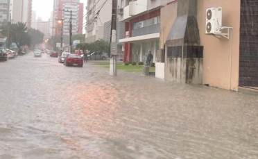 Notícia - Tarde de chuva forte e pontos de alagamento (VÍDEOS)