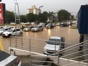 Notícia - Pós temporal, fim de tarde com trânsito tumultuado