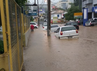 Notícia - Em meia hora, chuva que supera índice de enchentes (VÍDEO)