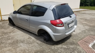 Notícia - Durante a aula, levaram pneus do carro da professora