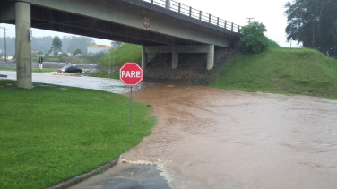 Notícia - Temporal alaga trevo do Presidente Vargas