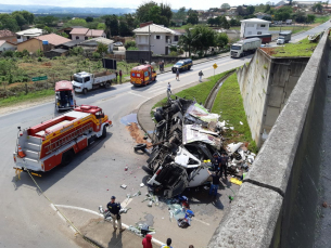 Notícia - Caminhão cai de viaduto na Esplanada (VÍDEO)