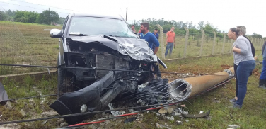 Notícia - Saída de pista e colisão na rodovia Jorge Lacerda arranca poste de luz