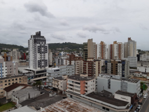 Notícia - Céu volta a fechar em Criciúma, mas sem riscos de vendaval