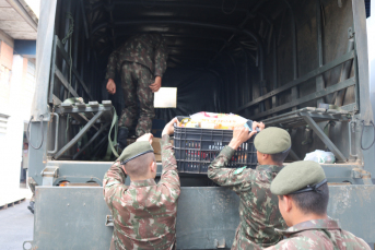 Notícia - 28º GAC efetua doação de 660 quilos de alimentos para a Afasc