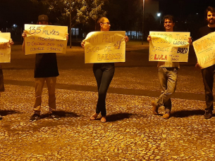 Notícia - Estudantes de Criciúma manifestam-se contra família Bolsonaro