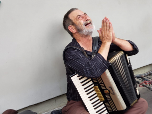 Notícia - Ação solidária doa gaita nova a artista de rua de Criciúma (VÍDEO)