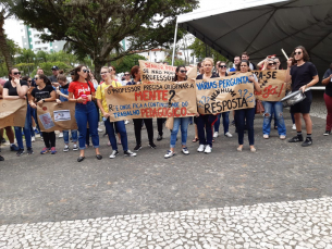 Notícia - Professores protestam na prefeitura de Criciúma (VÍDEO)