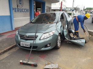 Notícia - Tubo de concreto cai de caminhão e atinge condutor