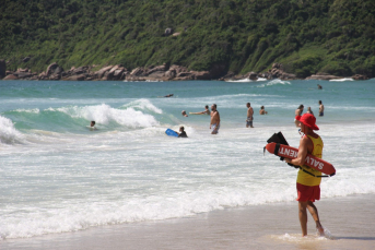 Notícia - Feriadão terá equipes de guarda-vidas no litoral Sul