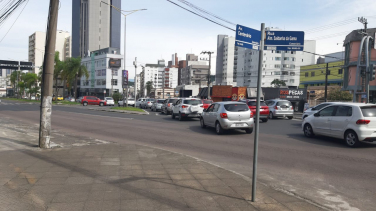 Notícia - Trânsito engarrafado pelas obras na Avenida Centenário