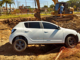 Notícia - Carro ultrapassa barreira de sinalização e é abandonado em canteiro de obras em Içara