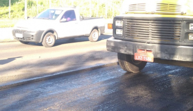 Notícia - Carros e caminhões dividem espaço na Centenário