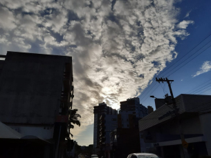 Notícia - Sol entre nuvens na primeira hora da manhã e temperatura abaixo da média na terça-feira