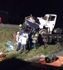 Notícia - Acidente envolvendo carro e caminhão deixa uma pessoa ferida na BR-101