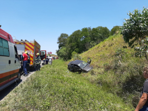 Notícia - Motorista perde o controle do veículo e capota na Via Rápida