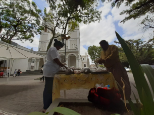 Notícia - Indígenas vendem ervas naturais no centro de Criciúma (VÍDEO)