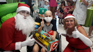 Notícia - Natal Mais Solidário entrega brinquedos para crianças do Hospital São José 