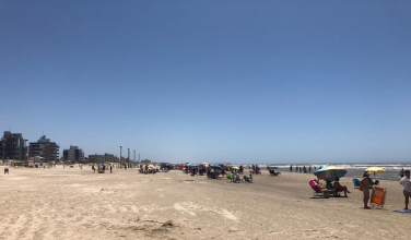 Notícia - Praia do Rincão lotada no sábado de calor