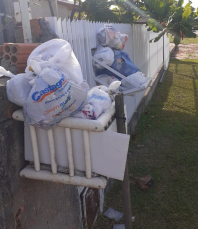 Notícia - Lixo se acumula em frente à casas do Rincão