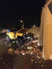 Notícia - Troller derruba muro de residência no Balneário Rincão