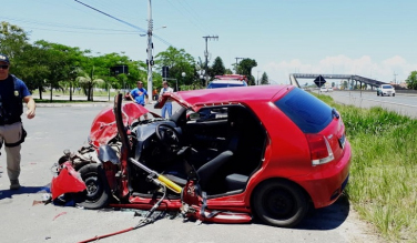 Notícia - Acidente grave entre carro e caminhão em Araranguá