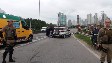 Notícia - Moto com três passageiros colide com viatura da PM e mãe e filho ficam feridos