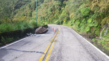 Notícia - Rocha cai sobre a rodovia na Serra do Rio do Rastro