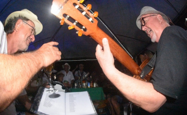 Notícia - Luau dos cinquentões foi sucesso mesmo com a chuva forte (FOTOS)