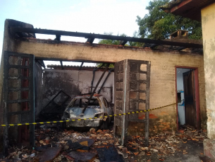 Notícia - Incêndio atinge garagem e queima um Ford Ka em Criciúma