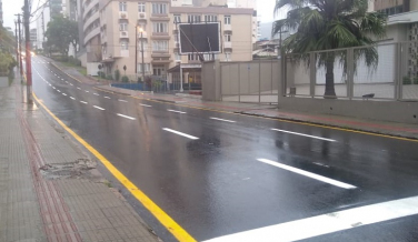 Notícia - Chuva impede que pintura na rua Hercílio Luz fosse concluída