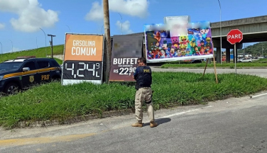 Notícia - PRF remove placas de publicidade que atrapalhavam a sinalização na BR-101