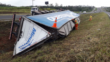 Notícia - Caminhão tomba na BR 101 em Içara