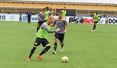 Notícia - Cavalo divide jogadores em três equipes durante o treino