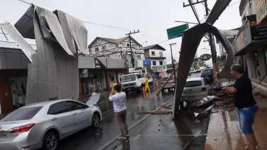 Notícia - Temporal causa estragos em Forquilhinha (VÍDEO)