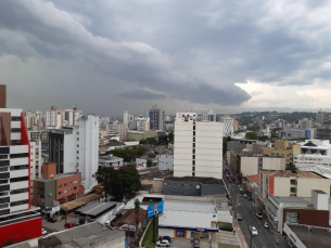 Notícia - Após o dia mais quente do ano, a chuva: termômetro marcou 39,3°C em Criciúma