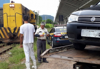 Notícia - Veículo abandonado é removido dos trilhos instantes antes de passagem de trem