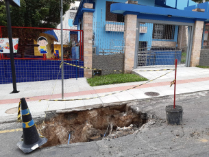 Notícia - Cratera na rua Pedro Beneton coloca em risco alunos de escolinha