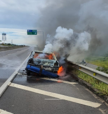 Notícia - Carro pega fogo na BR-101 em Laguna