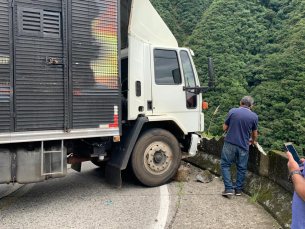 Notícia - Caminhão quebra e bloqueia Serra do Rio do Rastro temporariamente