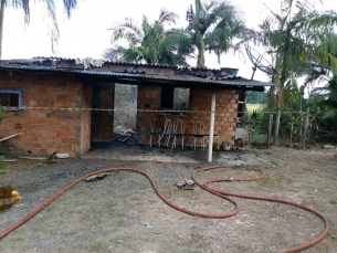 Notícia - Casa pega fogo em Turvo e sobram apenas roupas para o proprietário